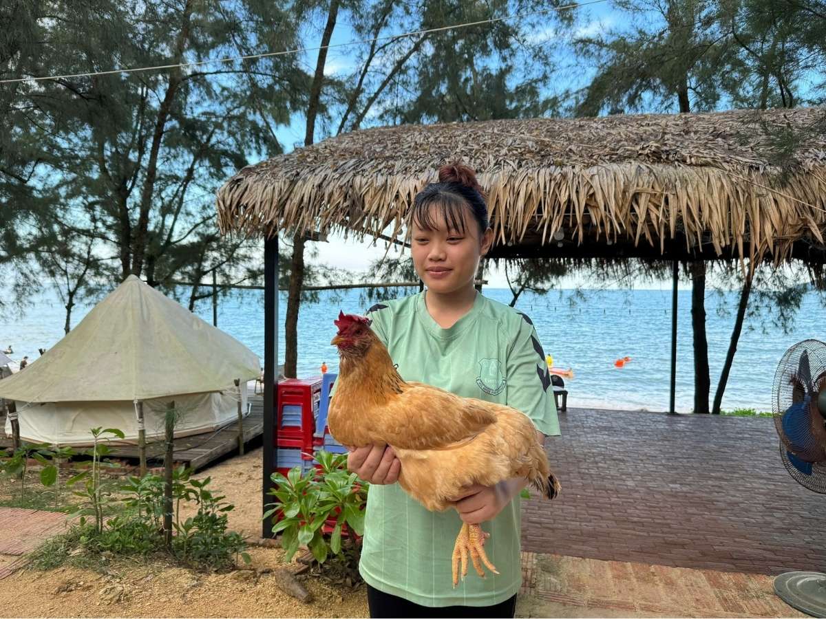 Gà râu Cái Chiên là món ngon đặc trưng không thể thiếu khi đến hòn đảo này.