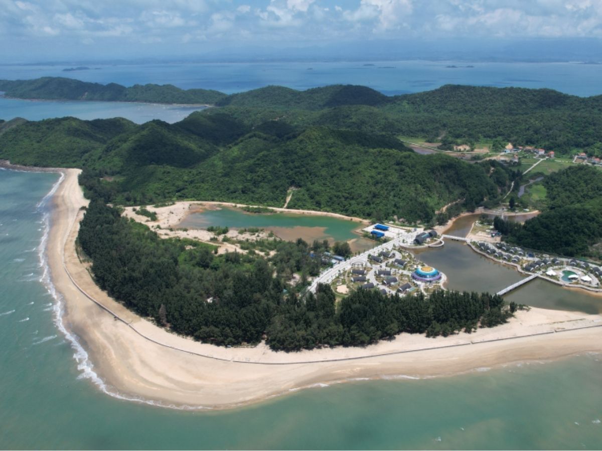 Bãi Đầu Rồng được coi là điểm sáng của đảo Cái Chiên, nổi bật với dải cát trắng mịn trải dài bãi biển thoai thoải rất dễ chịu. 