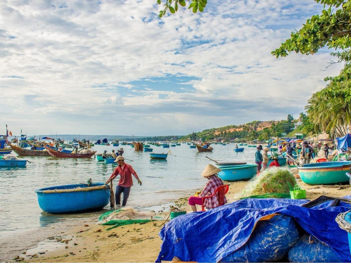 Làng chài trên đảo Cái Chiên gồm hơn 100 hộ dân, chủ yếu sinh sống bằng nghề đánh bắt và nuôi trồng thủy sản. 