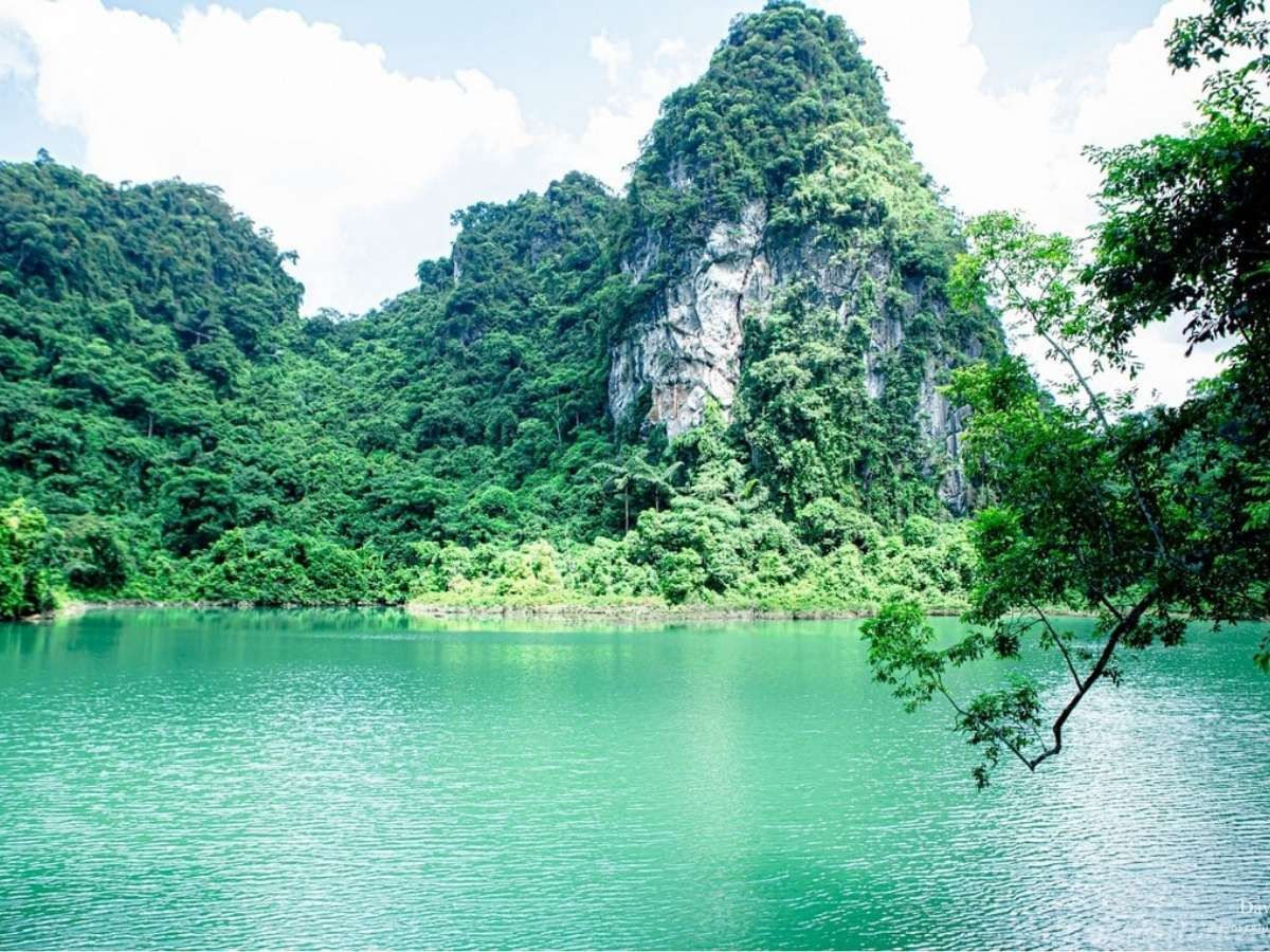 Bao bọc quanh hồ là những đồi núi thoai thoải, thảm thực vật xanh tươi đặc trưng của vùng nhiệt đới. 