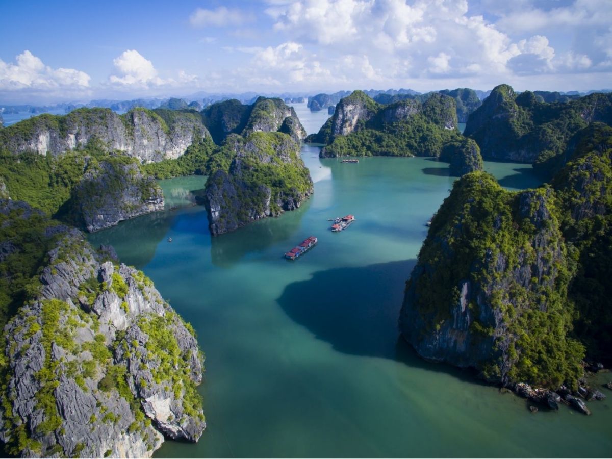 Vịnh Bái Tử Long được mệnh danh là "vịnh Hạ Long thứ hai" của Quảng Ninh. 