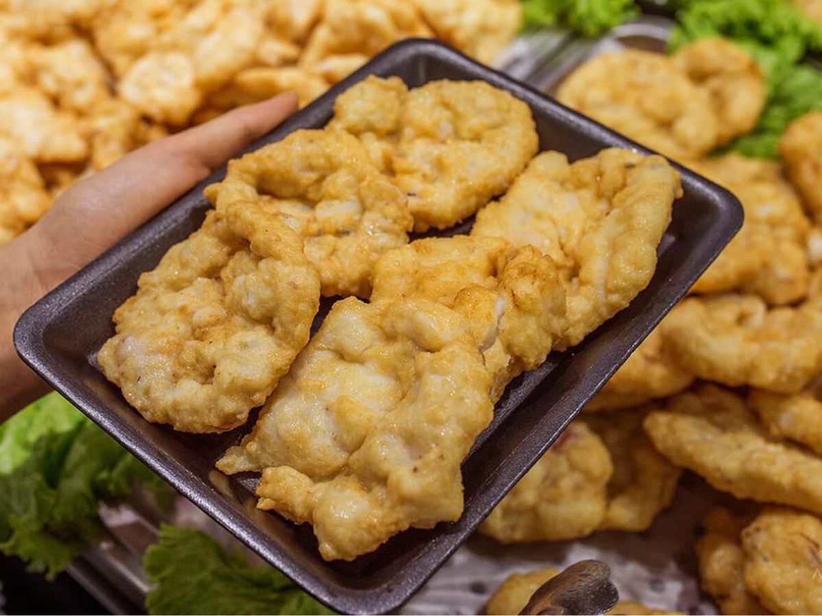 Du khách cũng có thể thử các món đặc sản khác như bánh cuốn hải sản, chả mực nổi tiếng của Quảng Ninh. 