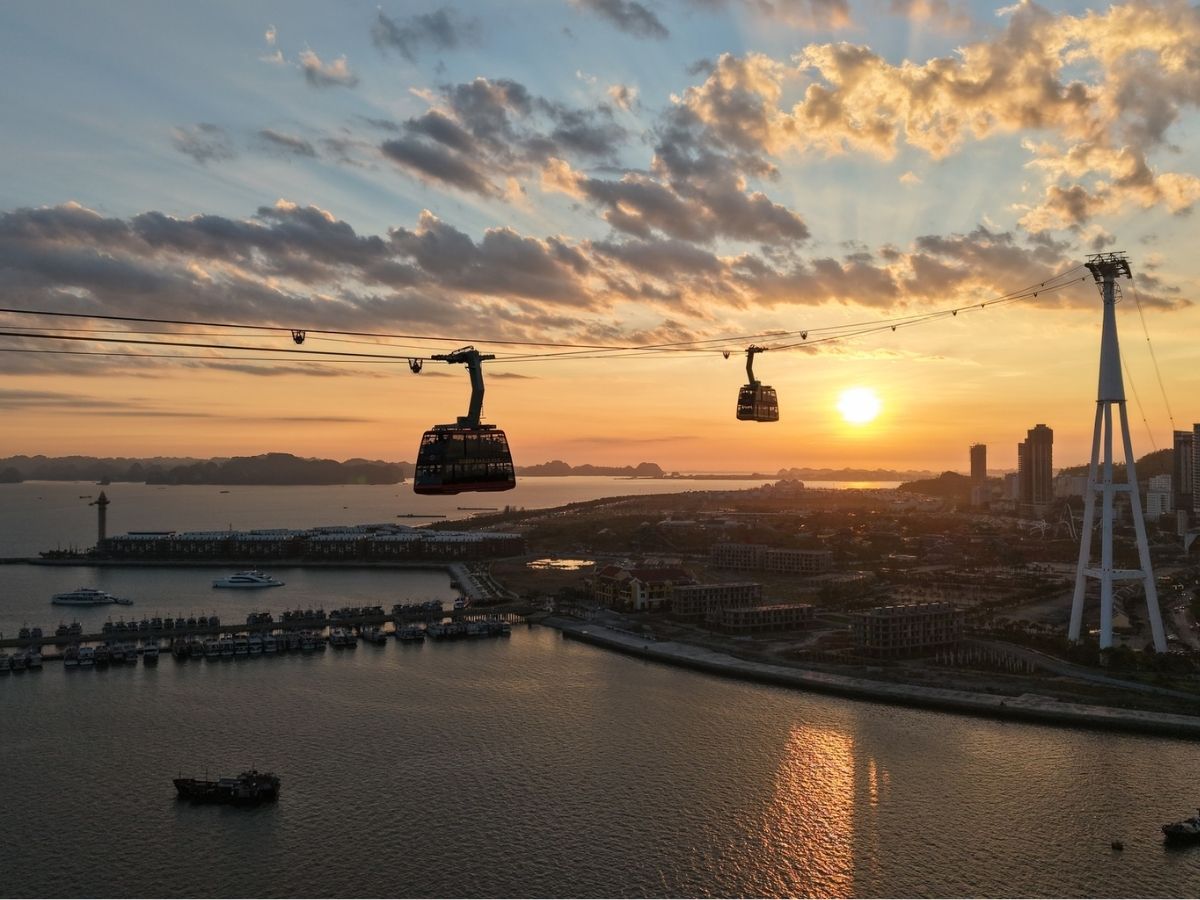 Buổi chiều là lúc thích hợp để khám phá Sun World Ha Long với tuyến cáp treo hiện đại và không gian công viên giải trí sinh động.&nbsp;