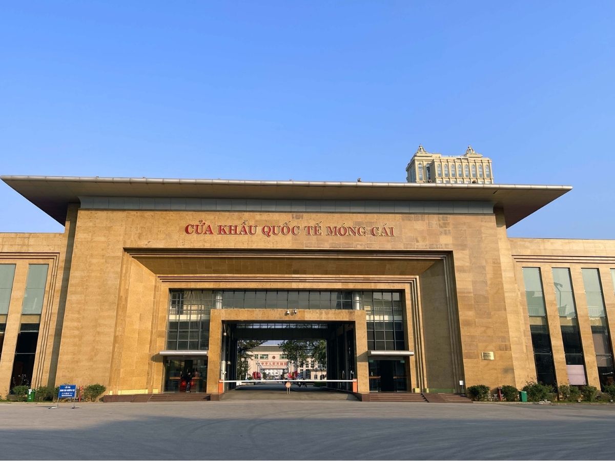 Móng Cái cuốn hút nhờ sự sôi động của các hoạt động giao thương giữa Việt Nam và Trung Quốc.