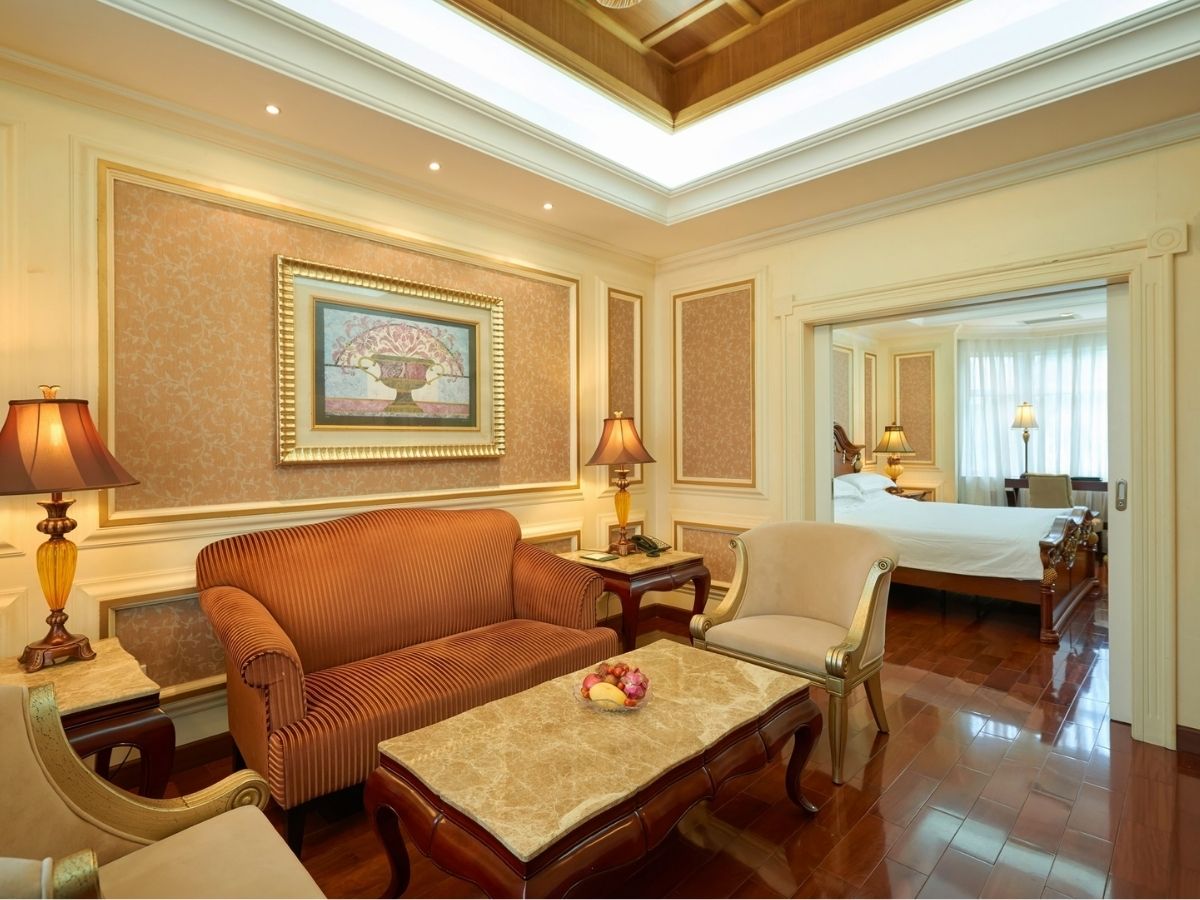 Khách sạn tọa lạc ngay gần trung tâm thương mại và khu vực cửa khẩu, Li Lai thu hút du khách nhờ thiết kế hiện đại mang hơi hướng châu Âu thanh lịch. 