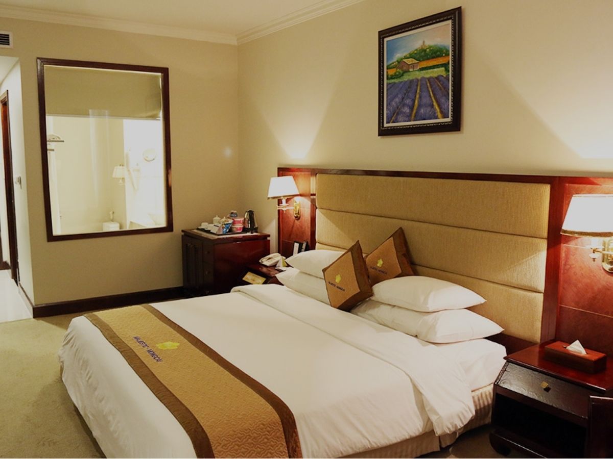 Majestic Móng Cái nổi bật với 174 phòng tiêu chuẩn 5 sao quốc tế hiện đại giữa trung tâm. 