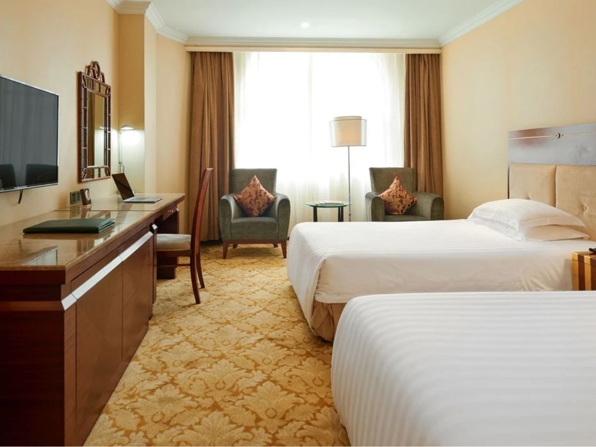 Ưu thế lớn khi lựa chọn khách sạn Móng Cái ở khu vực trung tâm là tiết kiệm được thời gian và chi phí di chuyển.