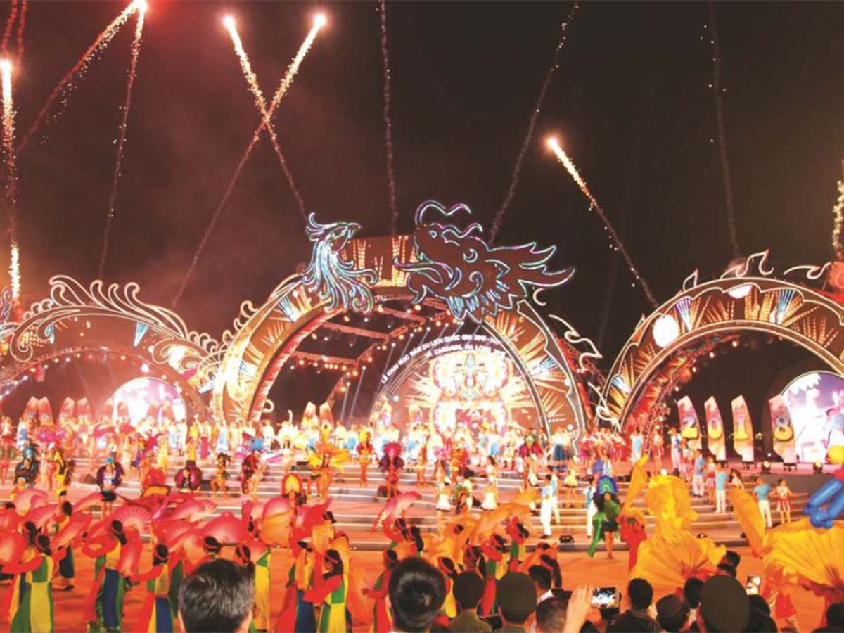 Lễ hội truyền thống Quảng Ninh đa dạng sắc màu văn hóa, thu hút du khách bởi nét đẹp tâm linh và không gian lễ hội đặc sắc. 