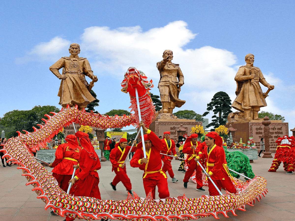 Hòa mình vào không khí sôi động của lễ hội đua thuyền và sự linh thiêng của chuỗi hội xuân Yên Tử - Ngọa Vân. 