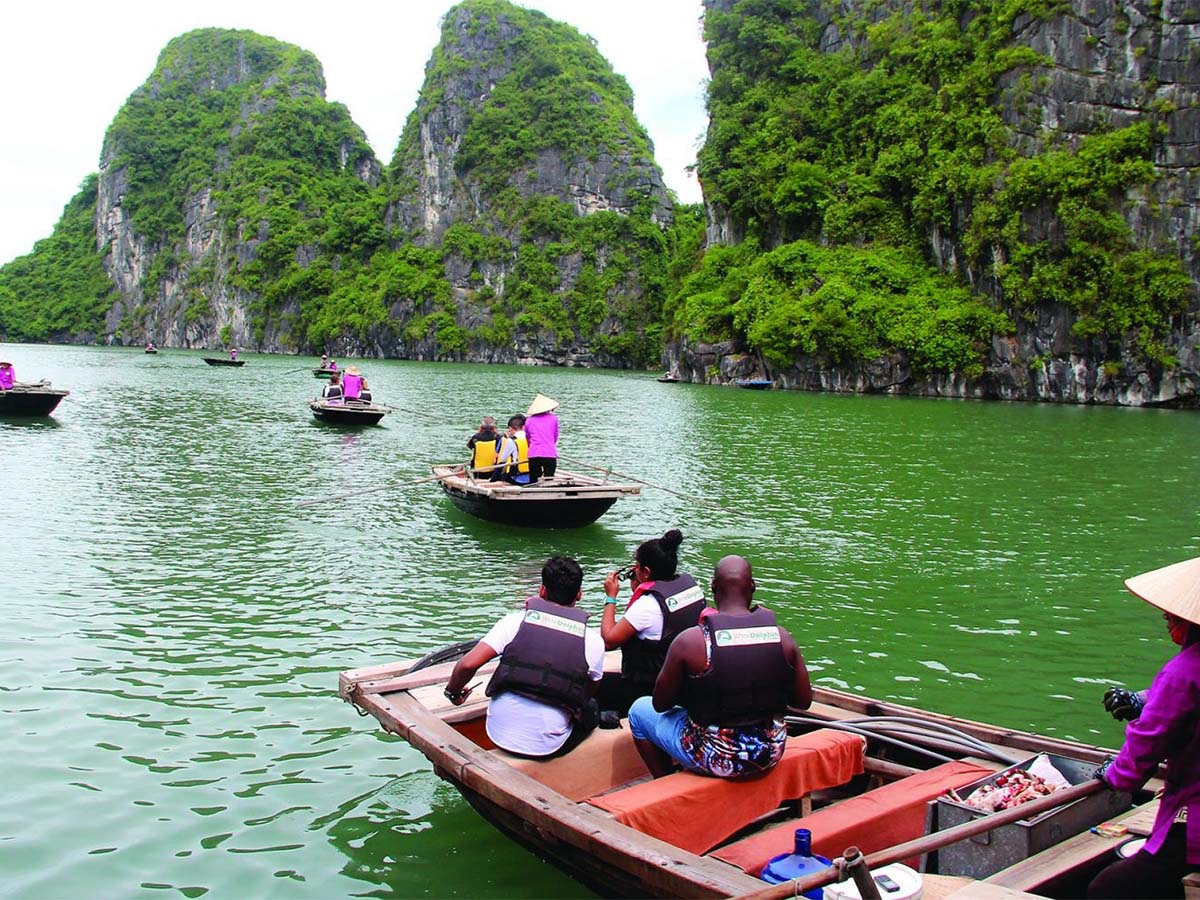 Đặc sản ẩm thực địa phương hấp dẫn và không gian nghỉ dưỡng tiện nghi tại các điểm du lịch.