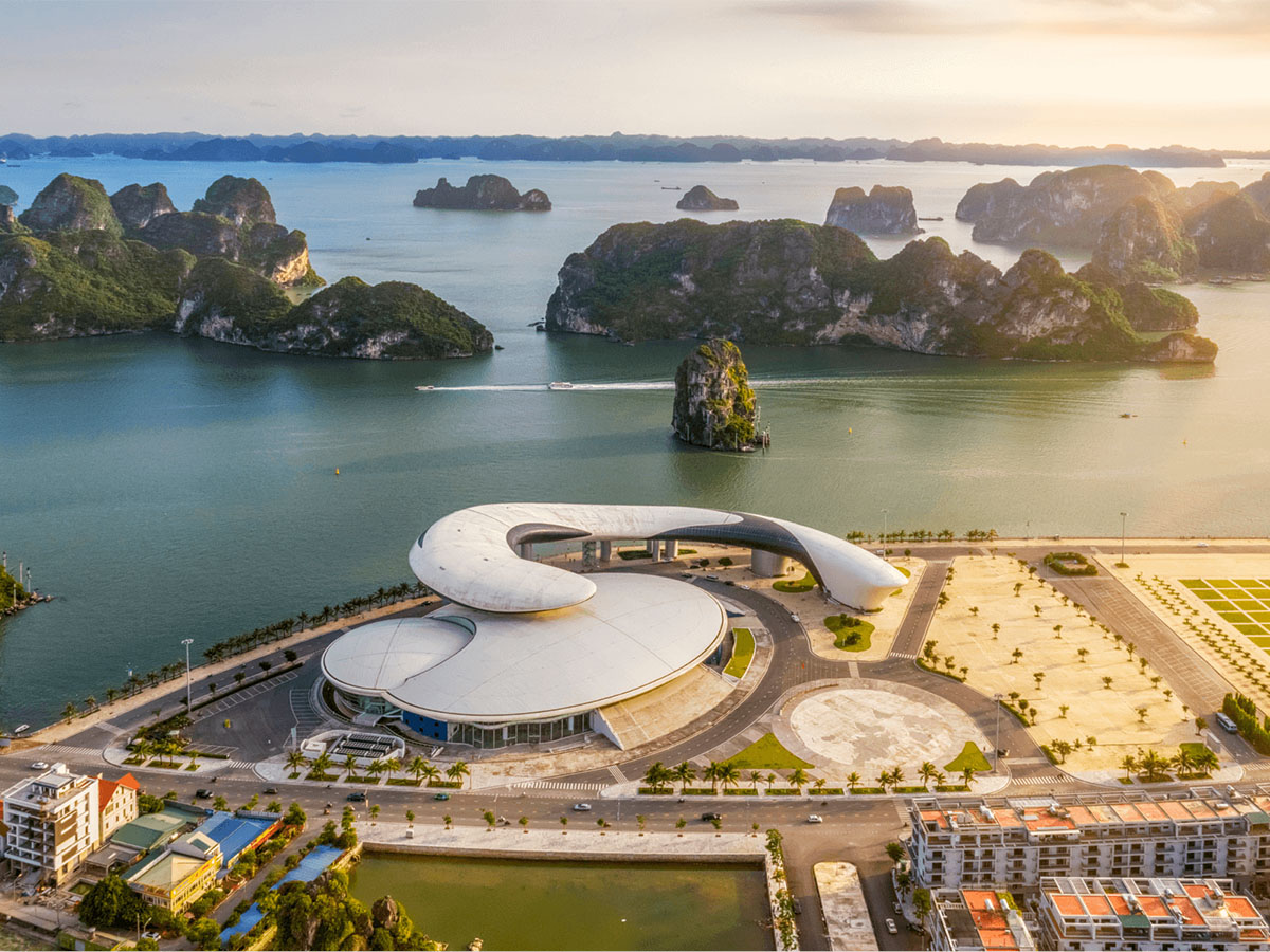 Vẻ đẹp hùng vĩ của Vịnh Hạ Long và hệ thống các điểm đến hấp dẫn trên bản đồ du lịch.