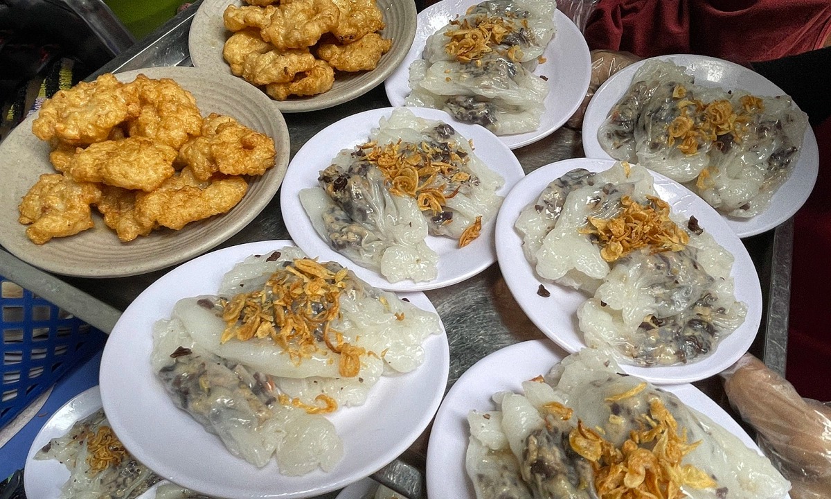Chả mực ăn kèm bánh cuốn hay xôi nóng là món ăn sáng không nên bỏ lỡ khi du lịch Bãi Cháy Quảng Ninh.