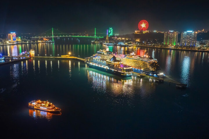 Cảng tàu khách quốc tế Hạ Long khi lên đèn. 