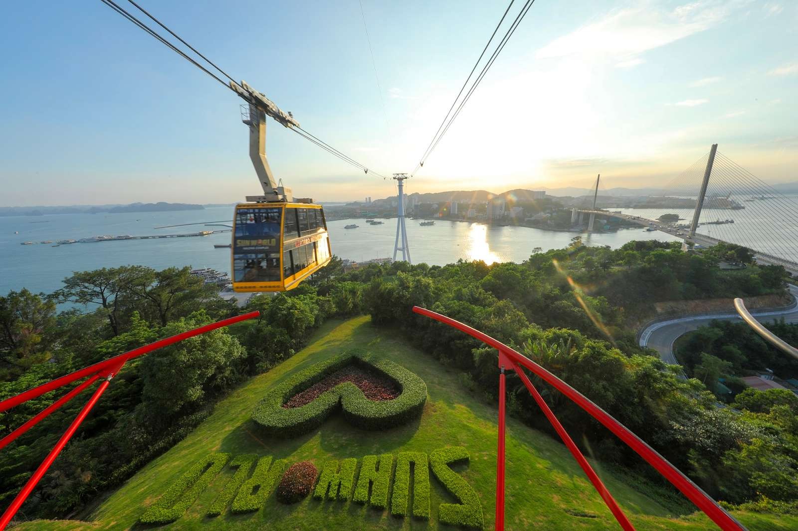 Với thiết kế cabin hai tầng độc đáo, cáp treo Nữ Hoàng đưa du khách vượt qua vịnh Cửa Lục, kết nối khu Bãi Cháy với đồi Ba Đèo