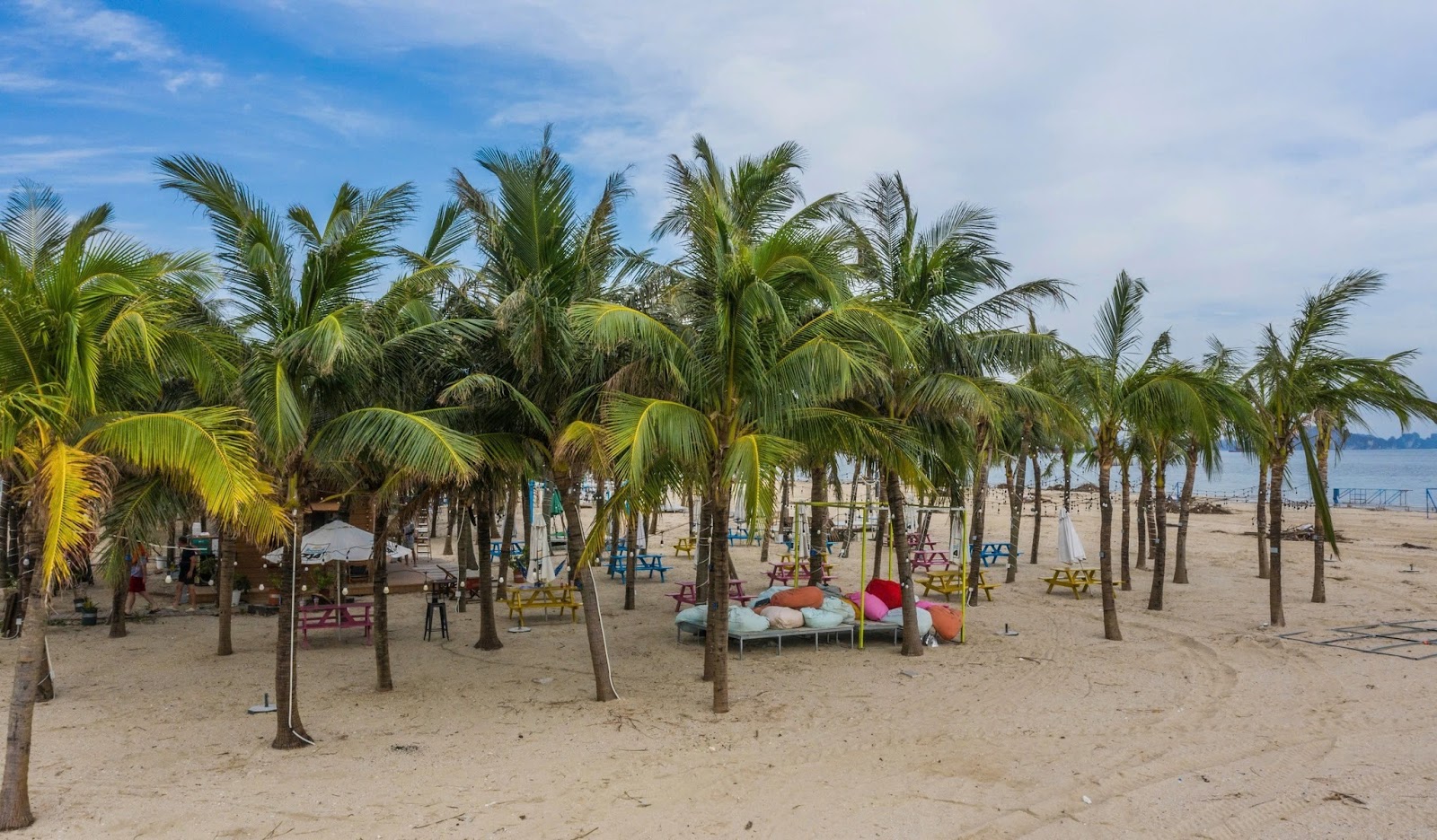 Bãi tắm Bãi Cháy sở hữu không gian rộng và đẹp, với bờ cát trắng mịn trải dài, được quy hoạch bài bản, sạch sẽ và an toàn.