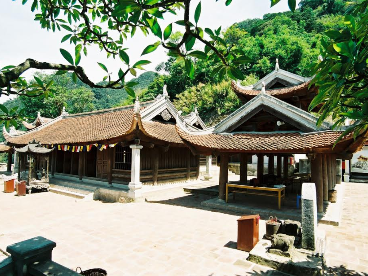 Chùa Hoa Yên được xây dựng chủ yếu bằng gỗ lim tạo dáng vẻ trầm mặc