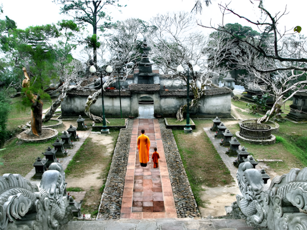 Kiến trúc chùa Hoa Yên mang đậm dấu ấn thời Trần Lê qua chạm khắc cổ.