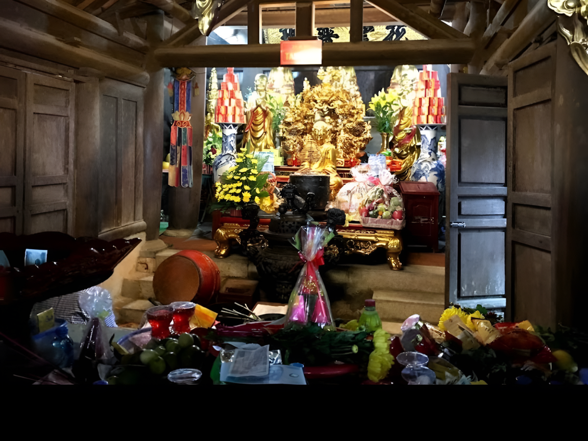 Chính điện chùa Hoa Yên được xây dựng theo ba cấp trang nghiêm trầm mặc. 