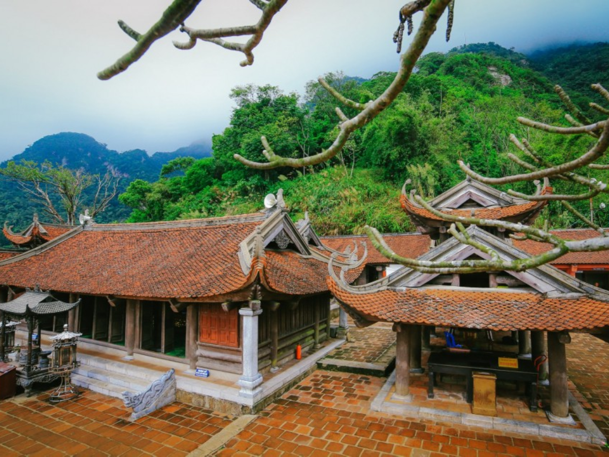 Chùa Hoa Yên tọa lạc trên sườn núi Yên Tử ở độ cao khoảng 535 mét. 