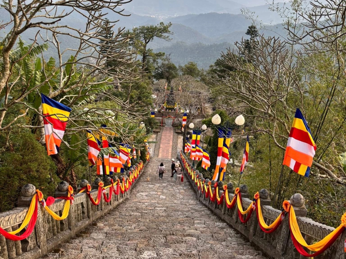 Du khách nên chú ý an toàn khi di chuyển dọc suối và đường núi khi đến tham quan tại chùa Giải Oan (Nguồn: Sưu tầm)