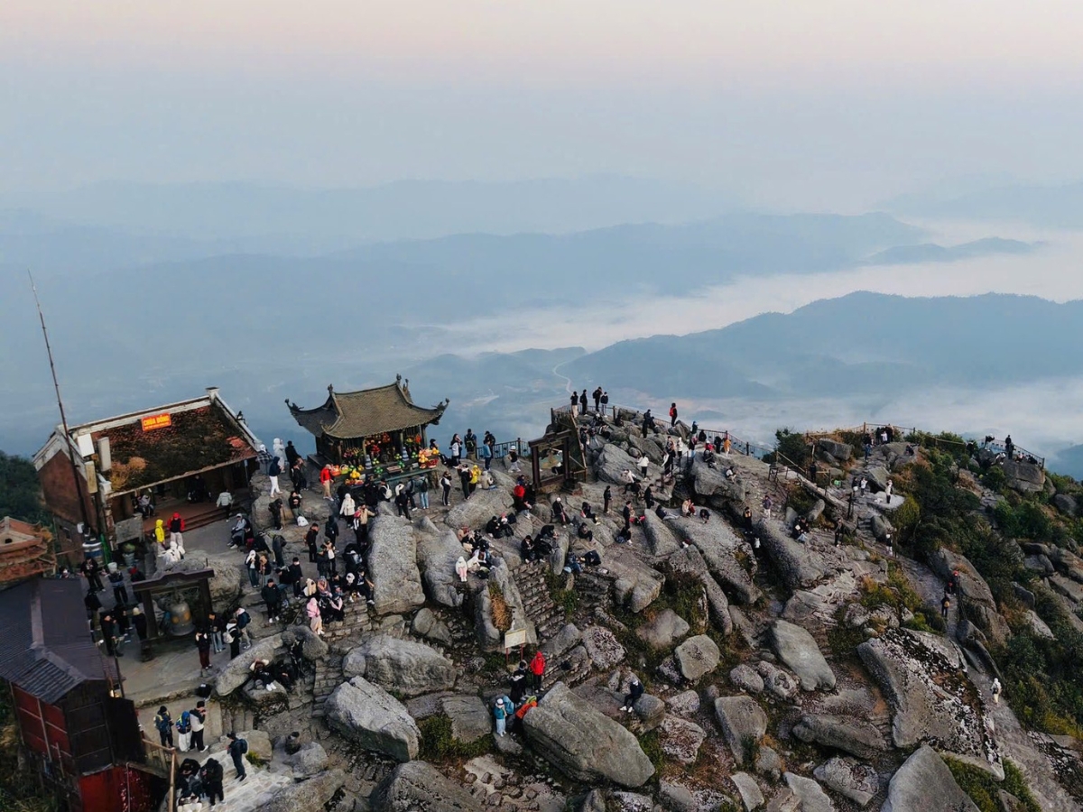 Sau khi tham quan chùa Giải Oan, du khách có thể có thể tiếp tục hành trình lên chùa Đồng (Nguồn: Sưu tầm)