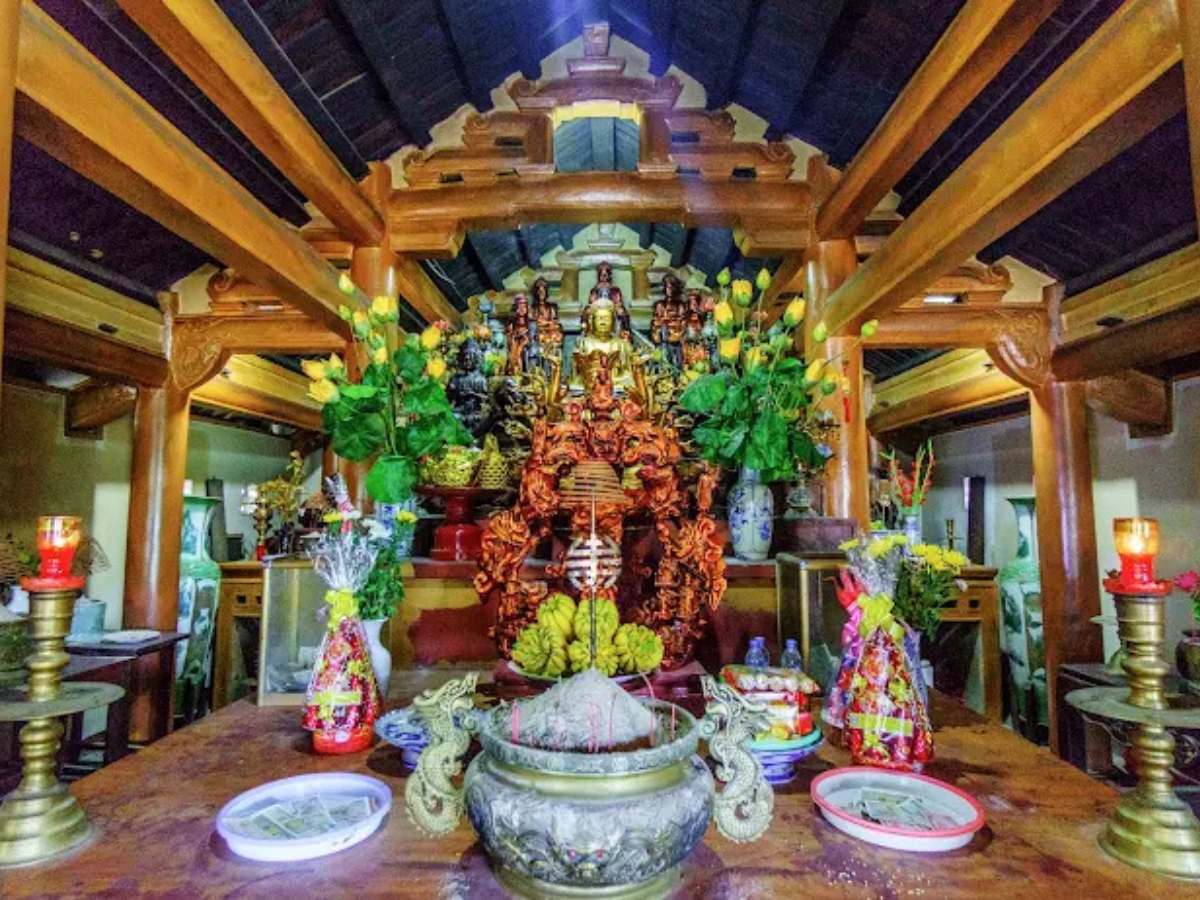 Chính điện là không gian trung tâm của chùa Giải Oan, nơi đặt ban thờ Phật và được bài trí theo truyền thống (Nguồn: Sưu tầm)