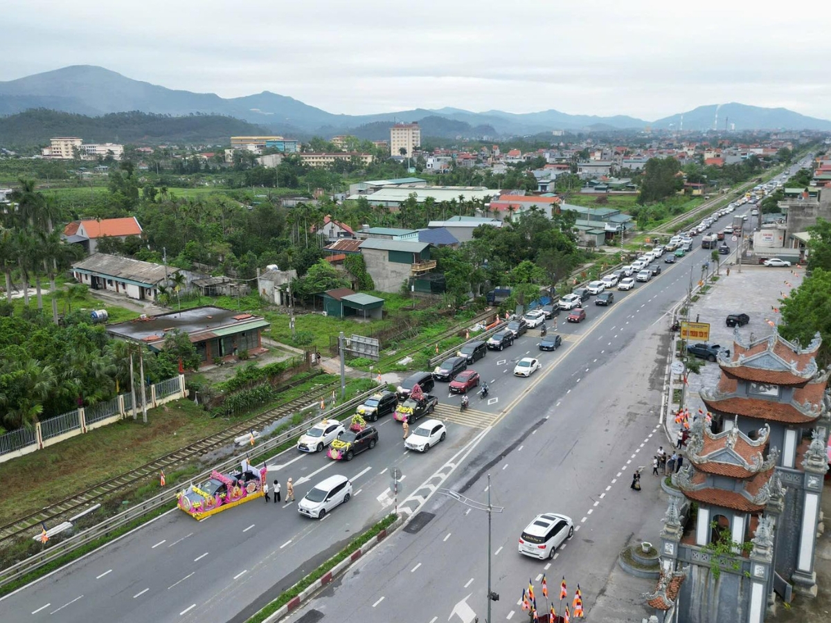 Quãng đường di chuyển tới Yên Tử khá dễ đi nên du khách có thể đi bằng ô tô, xe khách hoặc taxi (Nguồn: Sưu tầm)
