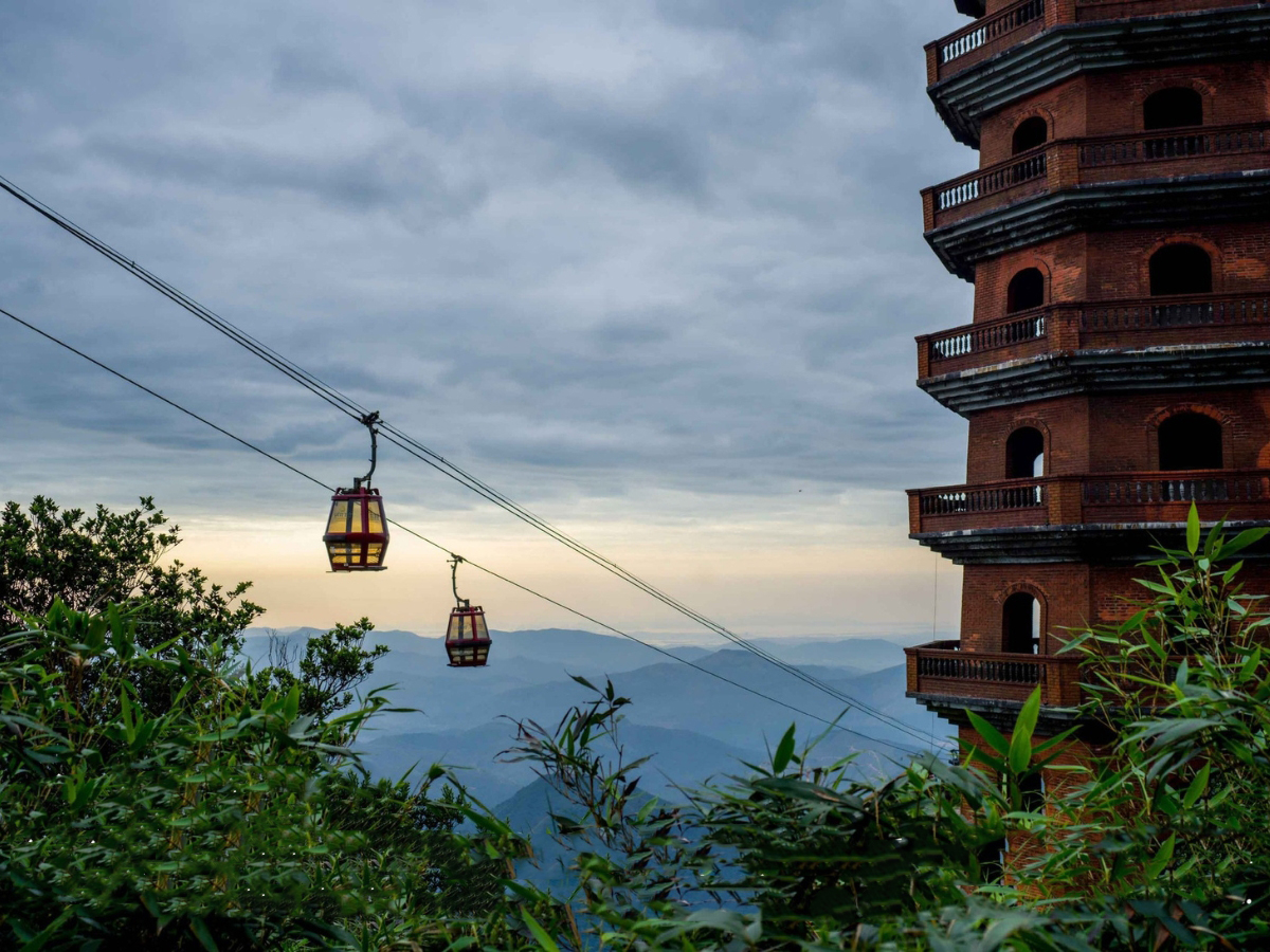 Du khách có thể trải nghiệm cáp treo Yên Tử để chuyến hành hương thêm thuận lợi (Nguồn: Sưu tầm)