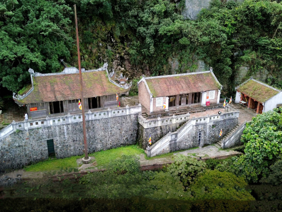 Du khách nên lựa chọn quần áo lịch sự, gọn gàng và thuận tiện cho việc đi bộ, leo núi (Nguồn: Sưu tầm)