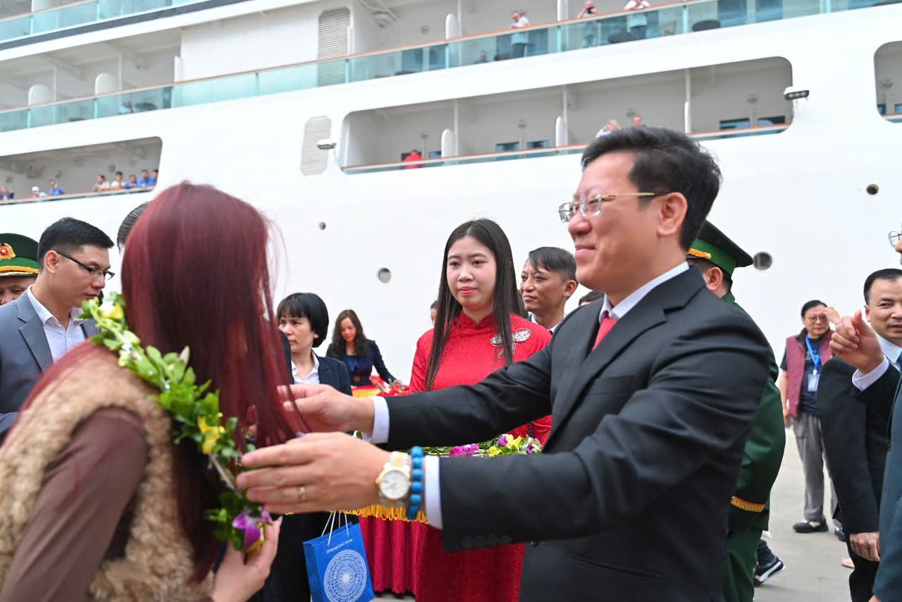 Hạ Long mở màn năm 2026 bằng 2.400 khách quốc tế từ tàu biển hạng sang.