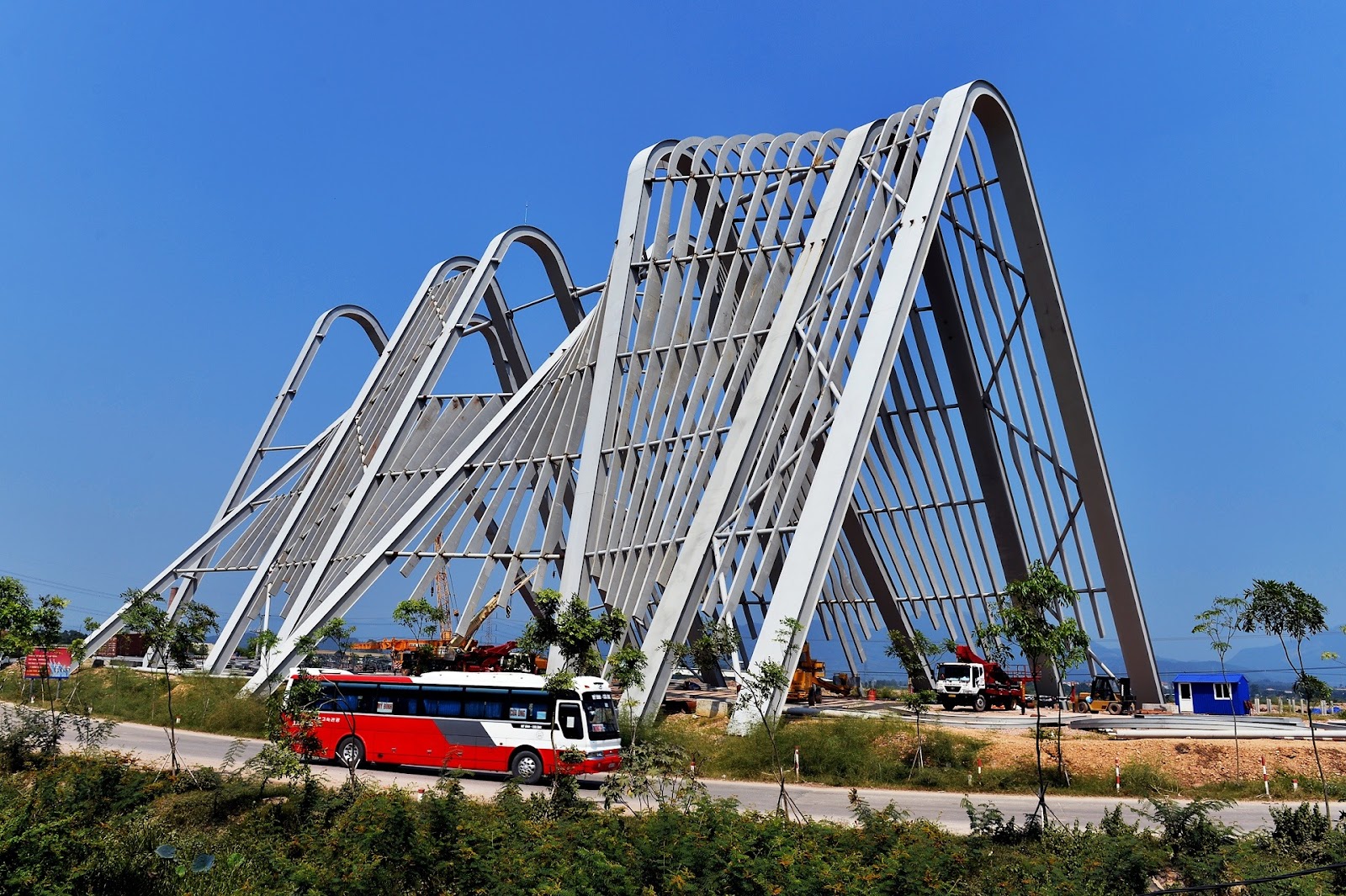 Nằm trên quốc lộ 18A với vốn đầu tư 198 tỷ đồng, cổng chào tỉnh Quảng Ninh được cho là lớn nhất Việt Nam