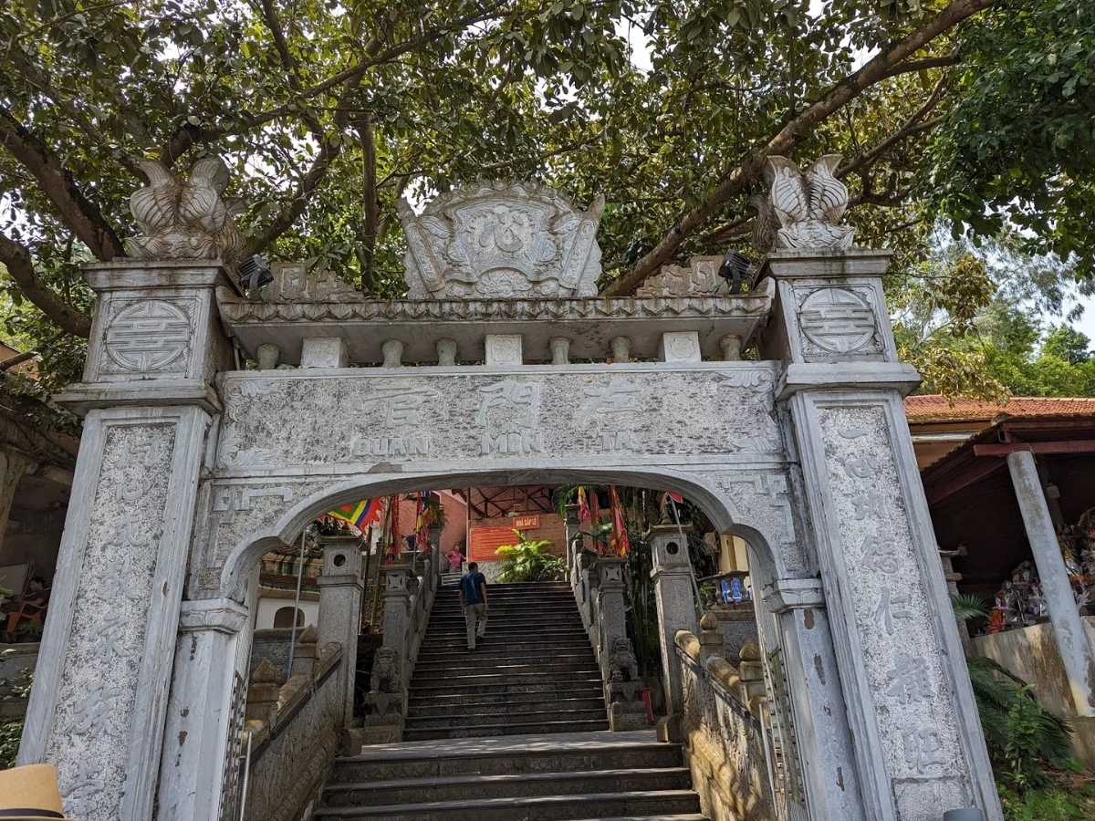 Đền Cặp Tiên gắn liền với sự tích Giếng Tiên câu chuyện dân gian được lưu truyền qua nhiều thế hệ. 