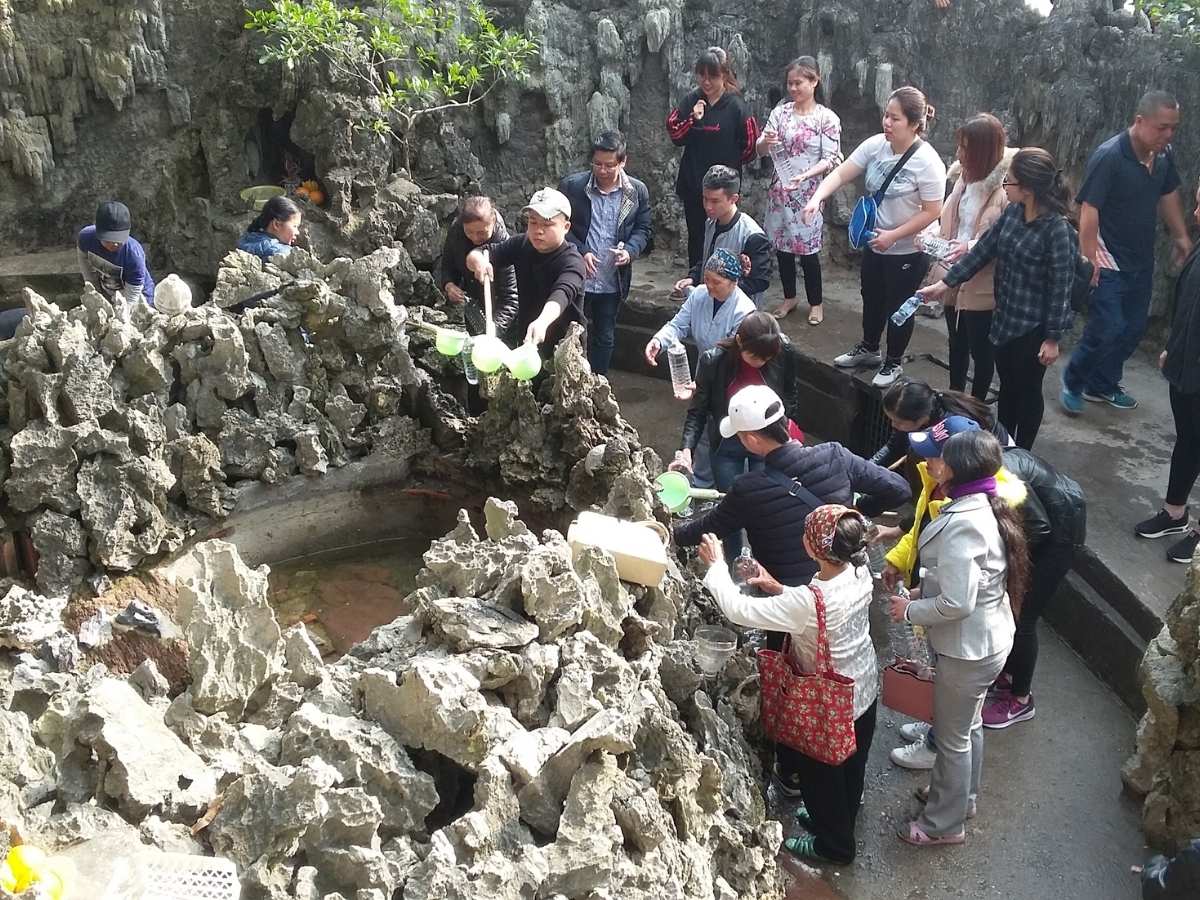 Một trải nghiệm đặc biệt tại Đền Cặp Tiên là khám phá Giếng Tiên cổ nằm trong khuôn viên đền. 