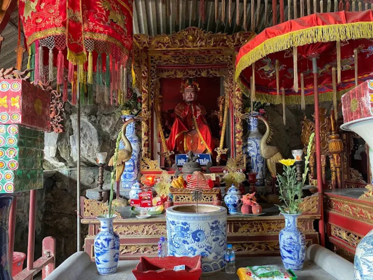 Không gian thờ tự bên trong chùa Động Hang Son