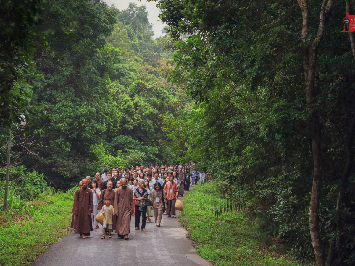 Sau khi đến khu danh thắng Yên Tử, du khách tiếp tục di chuyển theo tuyến hành hương để đến chùa Động Hang Son