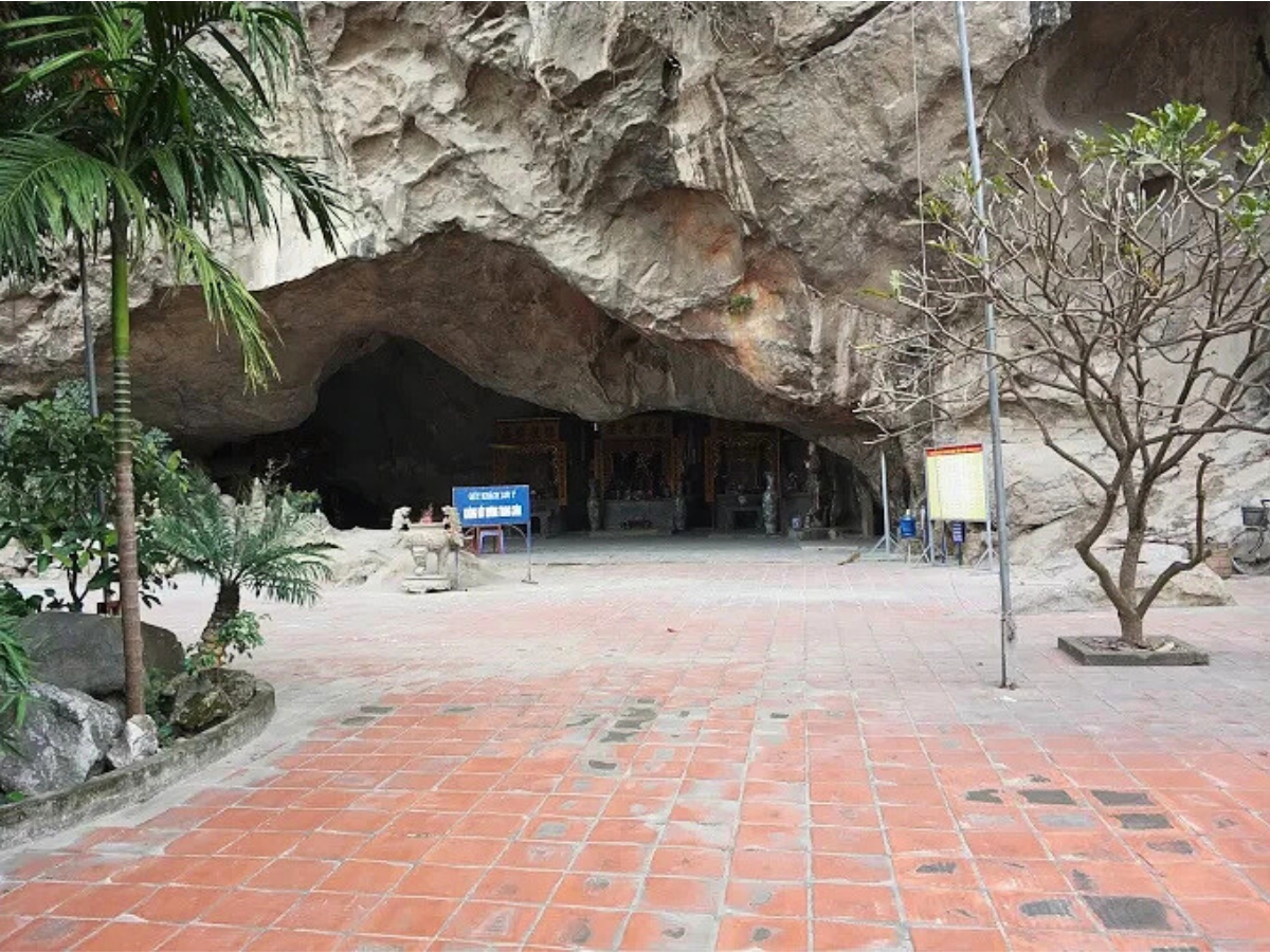 Việc dừng lại và chiêm bái tại chùa Động Hang Son giúp du khách điều hòa nhịp thở và chuẩn bị tinh thần trước khi tiếp tục hành trình.