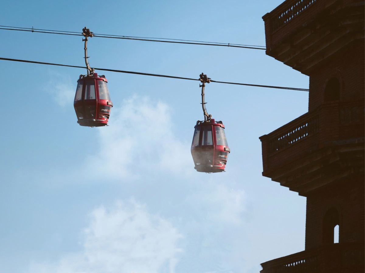 Du khách có thể linh hoạt kết hợp giữa đi bộ và sử dụng cáp treo Yên Tử để hành trình thư thái và nhẹ nhàng hơn