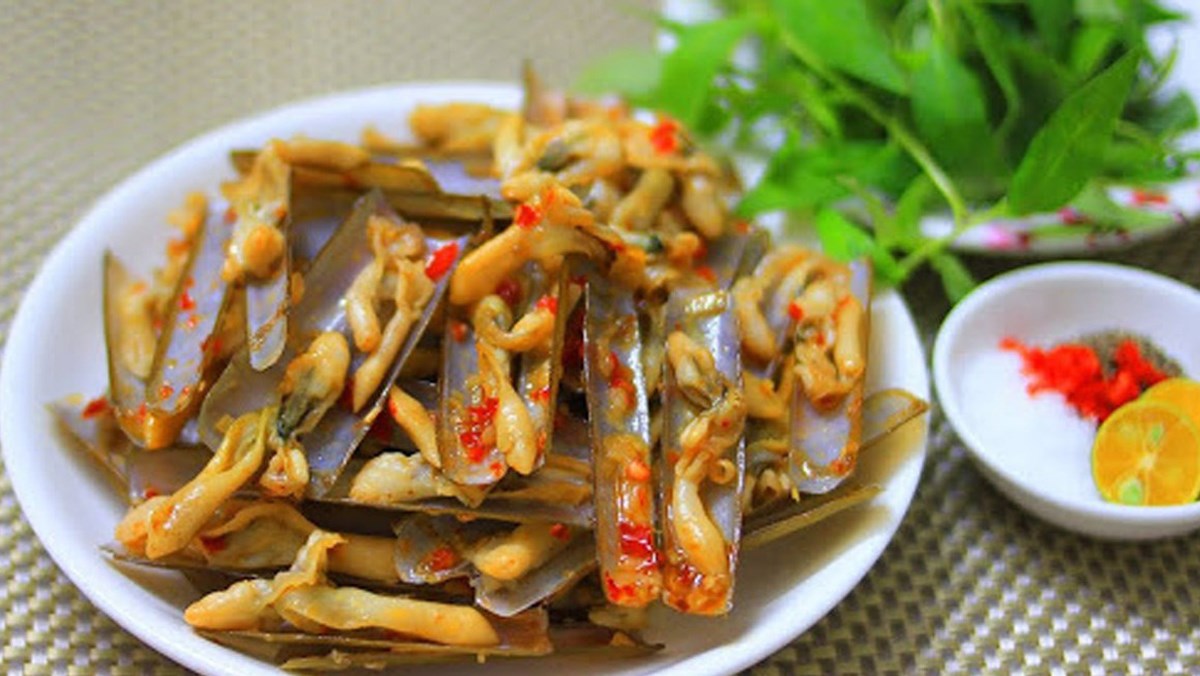 Ốc móng tay xào cay thơm ngon, hấp dẫn, là sản vật đặc trưng của Cô Tô.