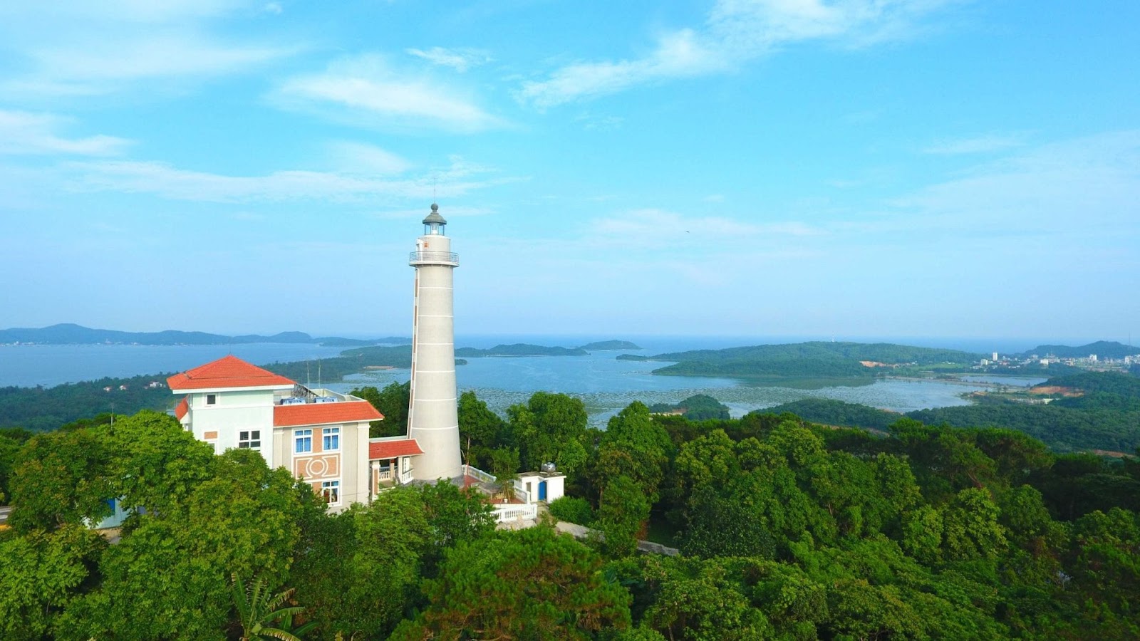 Được mệnh danh là "mắt ngọc" của biển đảo, từ đây bạn có thể nhìn thấy toàn cảnh 360 độ vẻ đẹp của quần đảo.