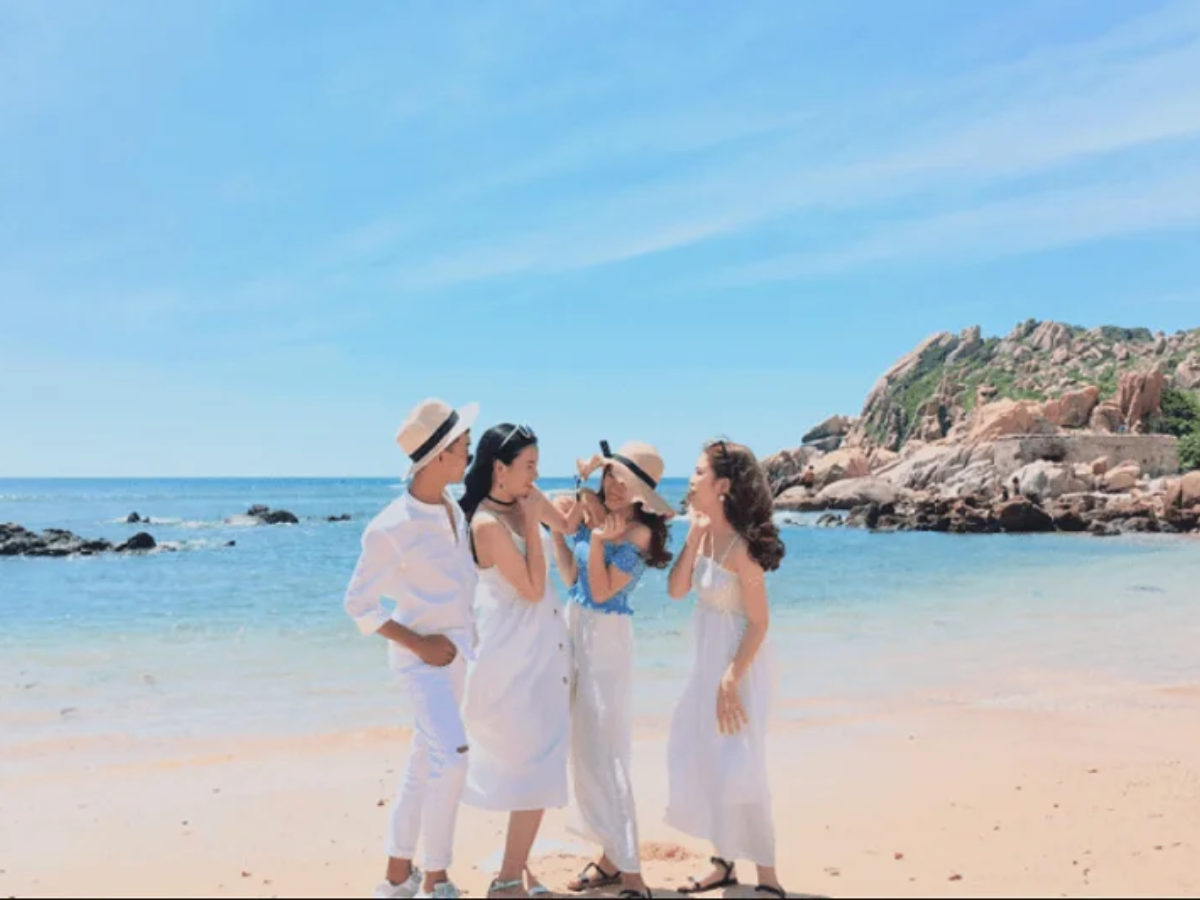 Buổi chiều là thời điểm lý tưởng để ghé bãi biển Hồng Vàn thư giãn