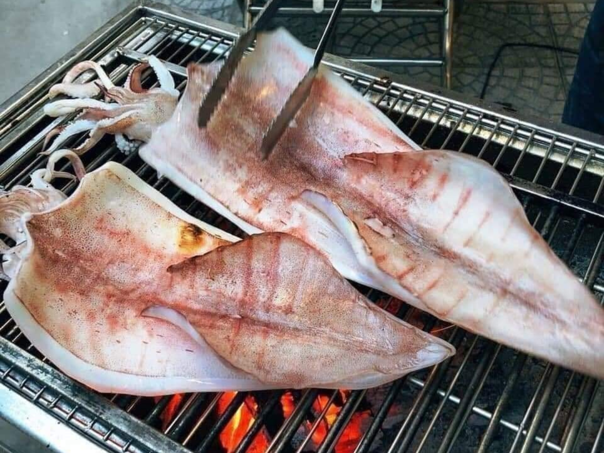 Mực một nắng là một trong những món đặc sản nổi tiếng nhất ở Cô Tô