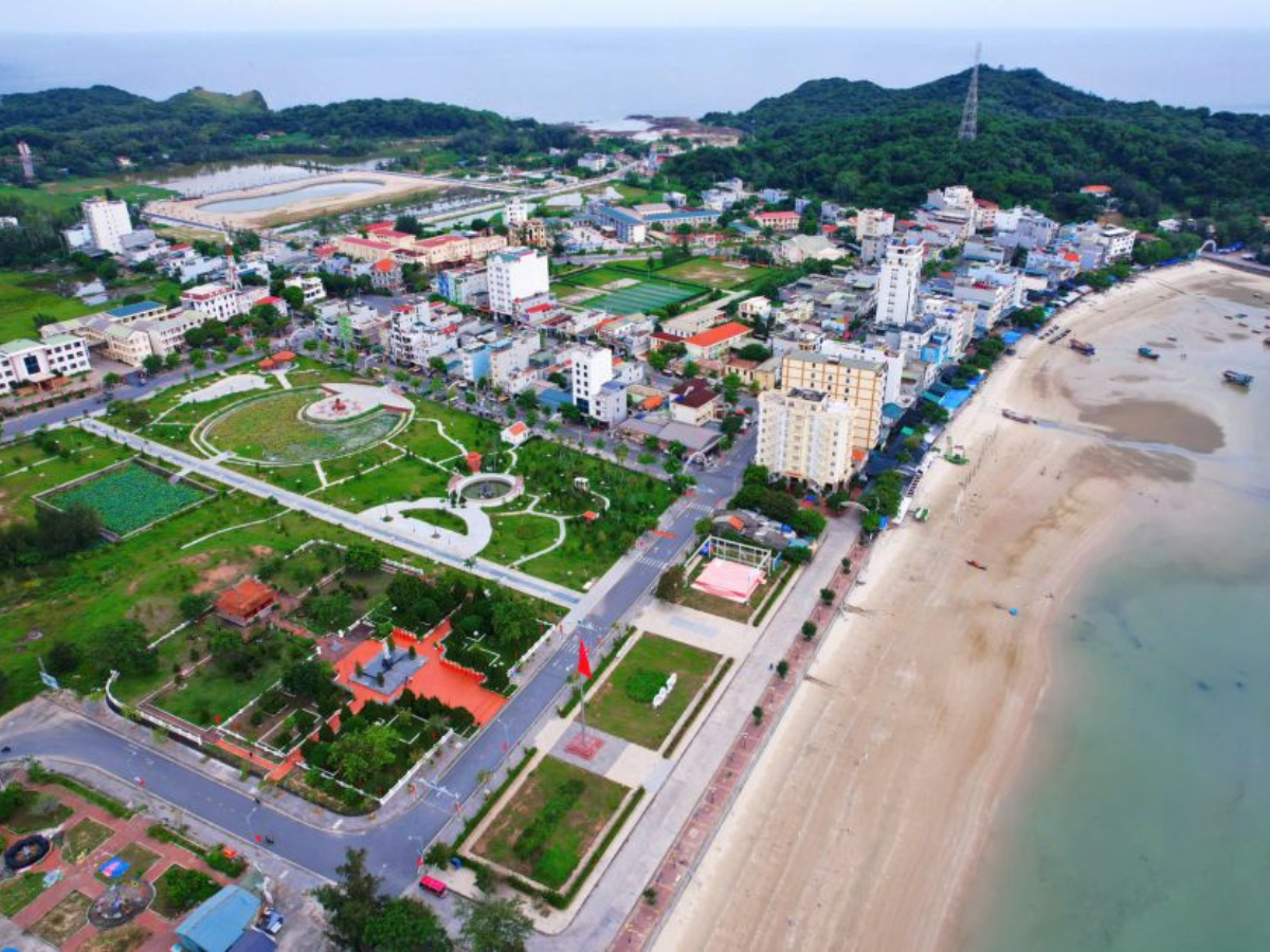 Sau khi nhận phòng và nghỉ ngơi, du khách có thể dạo quanh khu vực thị trấn Cô Tô