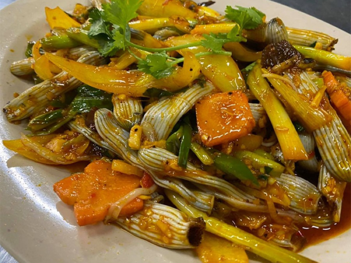 Sá sùng tại Cô Tô thường được rang hoặc xào với vị ngọt đậm