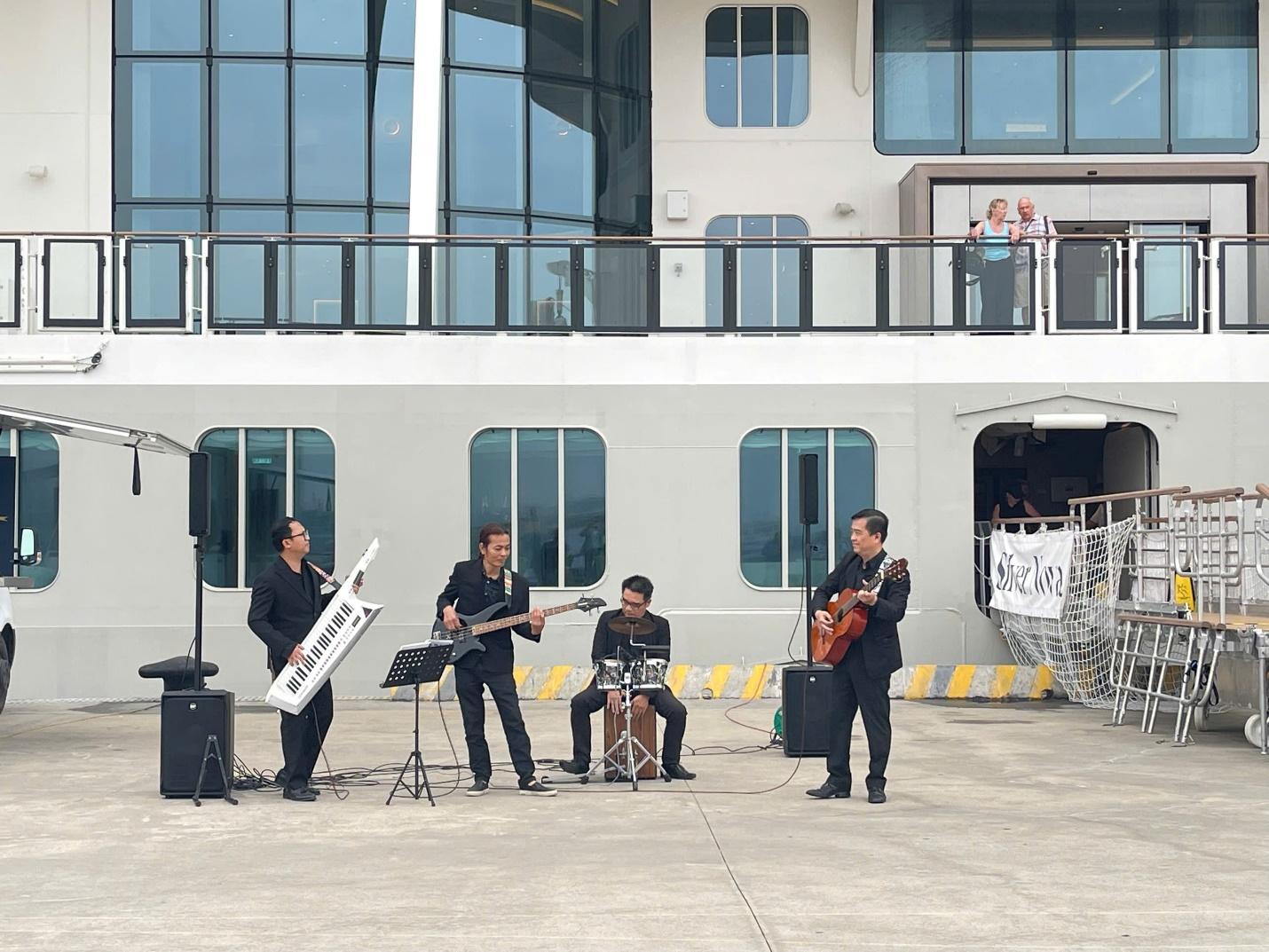 Cảng tàu khách quốc tế Hạ Long chào đón du khách bằng màn trình diễn âm nhạc tưng bừng, rộn ràng