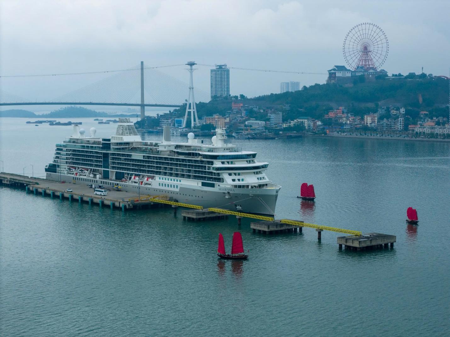 Thuyền buồm đỏ cập cảng tàu khách quốc tế Hạ Long sẽ là trải nghiệm mới mẻ cho du khách quốc tế