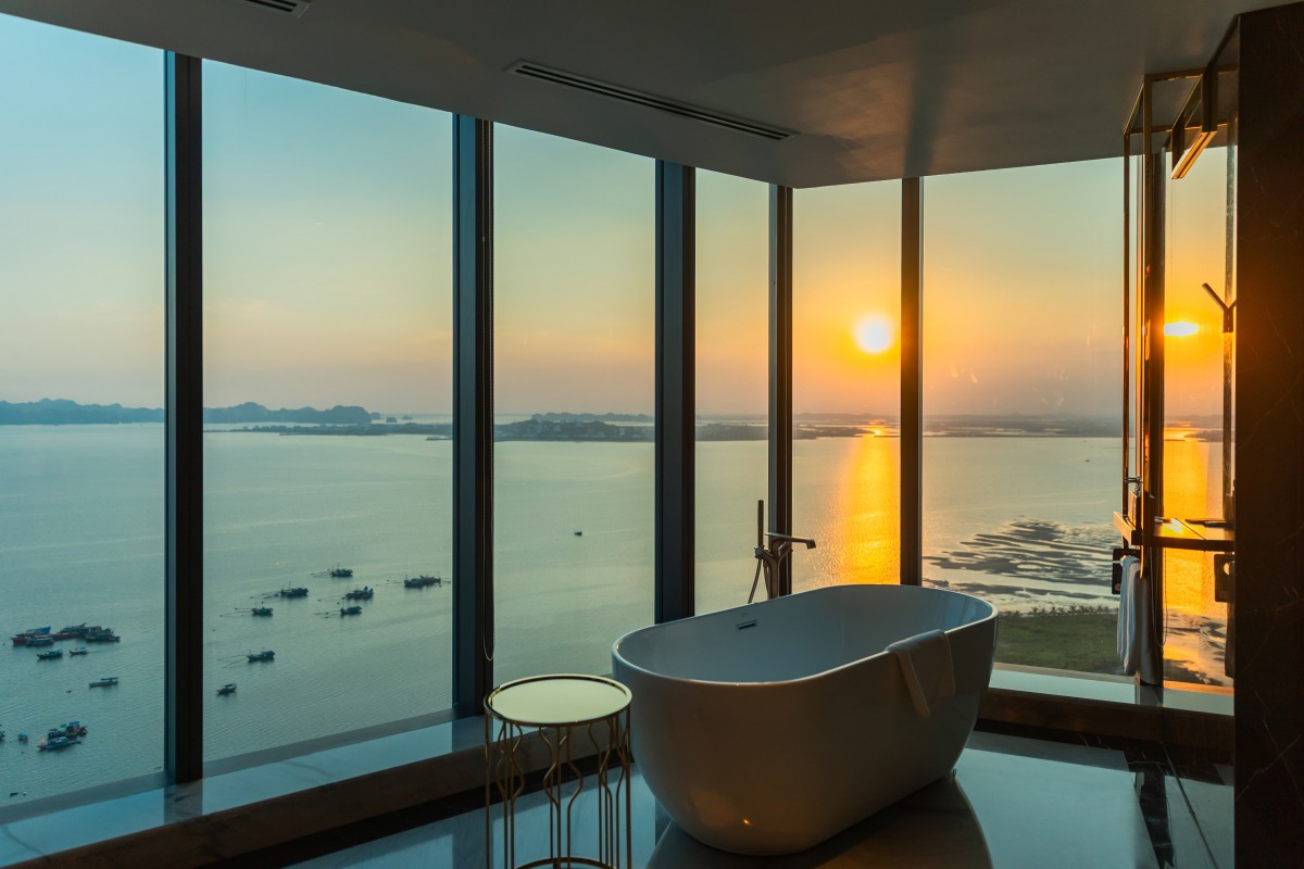 Du khách đến đây có nhiều lựa chọn lưu trú đa dạng về mức giá như: À La Carte, Citadines, DeLaSea, Radisson Blu… 