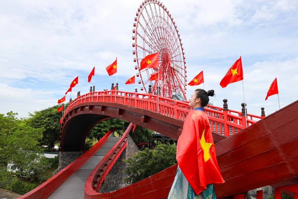 Du lịch Hạ Long 30/4 là lựa chọn hoàn hảo để tận hưởng kỳ nghỉ lễ với cảnh sắc vịnh di sản, không khí biển sôi động, hệ thống vui chơi hiện đại. 