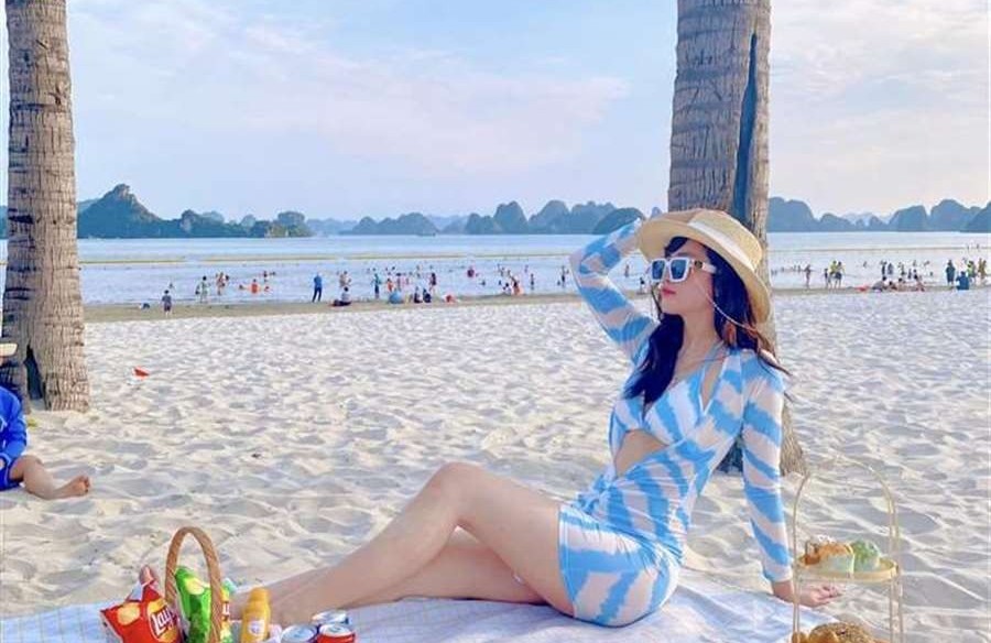 Bãi tắm Bãi Cháy gây ấn tượng với bờ cát trắng mịn trải dài, không gian rộng thoáng cùng làn nước biển trong xanh, là điểm thư giãn và vui chơi lý tưởng không thể bỏ lỡ khi du lịch Hạ Long dịp 30/4.