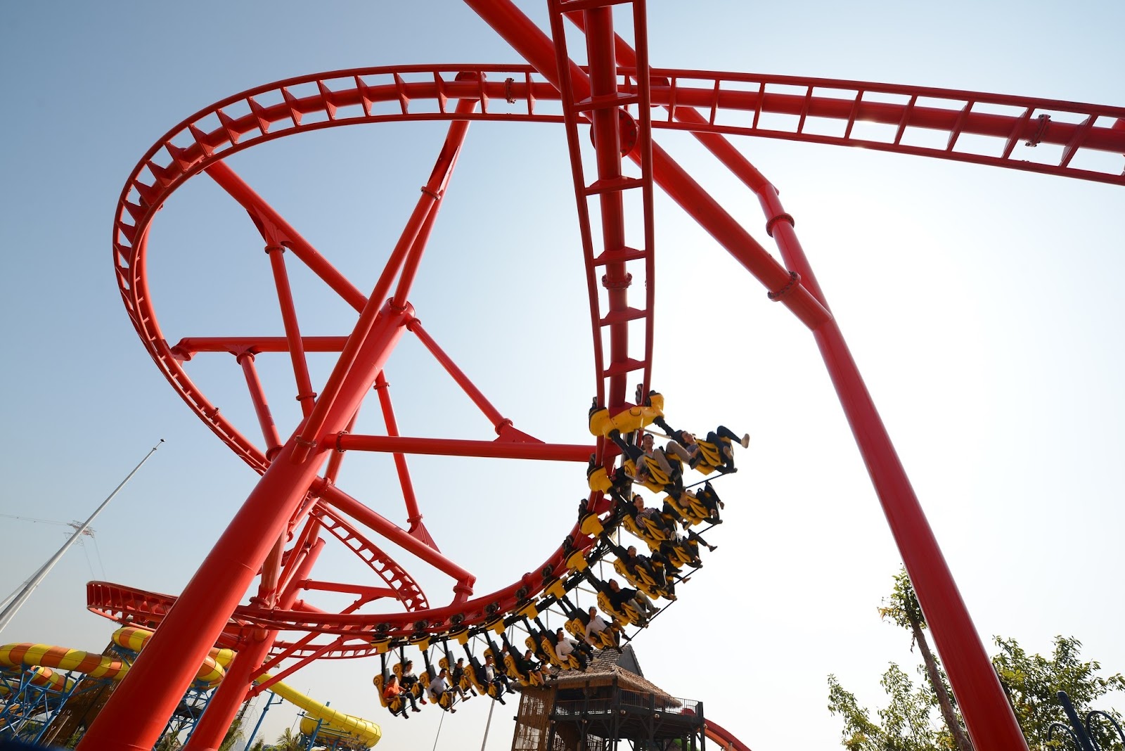 Các trò cảm giác mạnh tại&nbsp;Sun World Ha Long mang đến những phút giây bùng nổ adrenaline với tàu lượn siêu tốc, tháp rơi tự do và loạt trò chơi tốc độ cao, thu hút du khách trẻ yêu thích thử thách và không khí sôi động. (