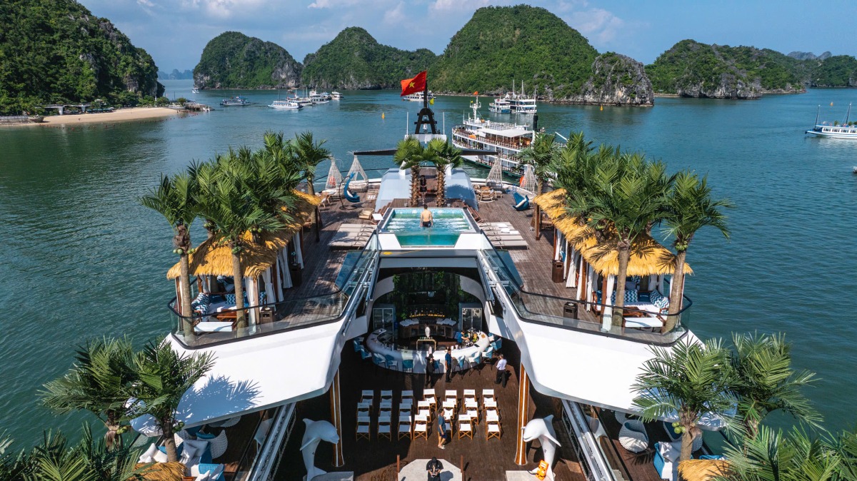 Giá trung bình cho các tour tham quan vịnh trong ngày thường khoảng 1,5 triệu đồng, có thể tham khảo các combo kết hợp phòng lưu trú và du thuyền tham quan vịnh để tiết kiệm chi phí. 